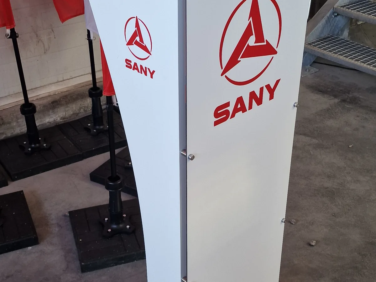 Pylony SANY przy wjeździe na teren firmy