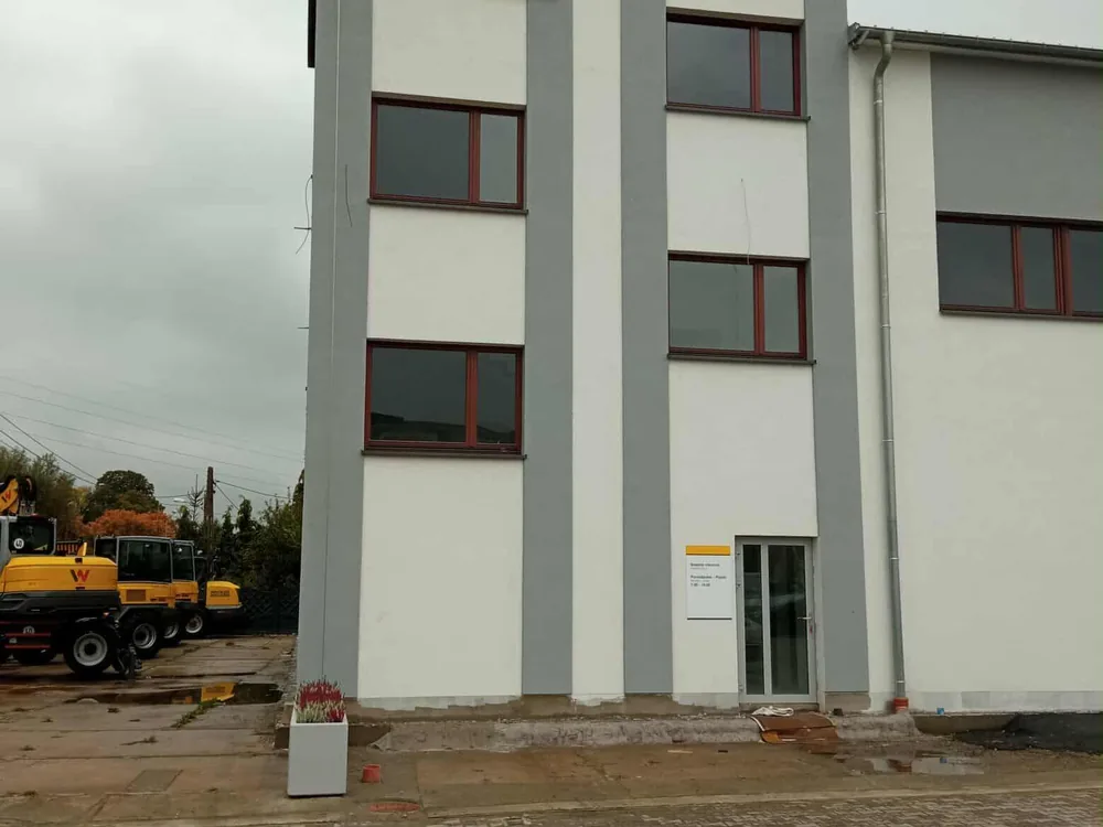 Budynek Wacker Neuson z szyldem na elewacji